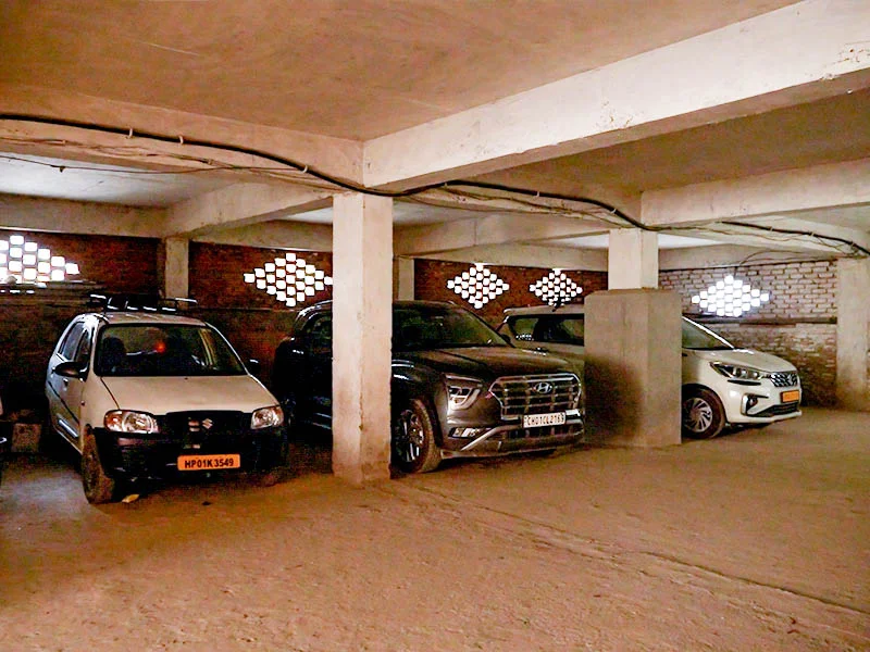 3 Star Hotels In Dalhousie-Hotel Dalhousie Grand-Parking Area